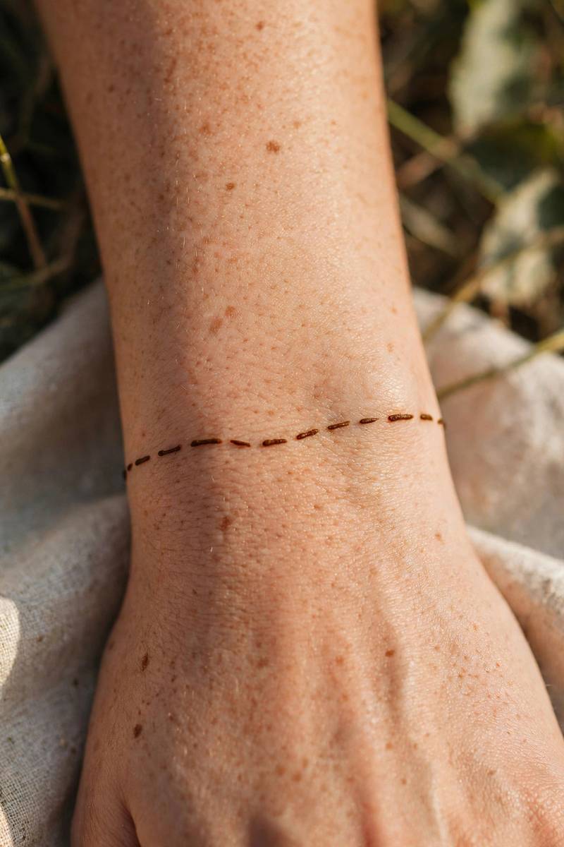Quick five-minute dash bracelet mehndi design around the wrist